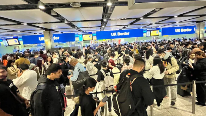 Хиляди блокирани на британските летища заради срив на системата за граничен контрол